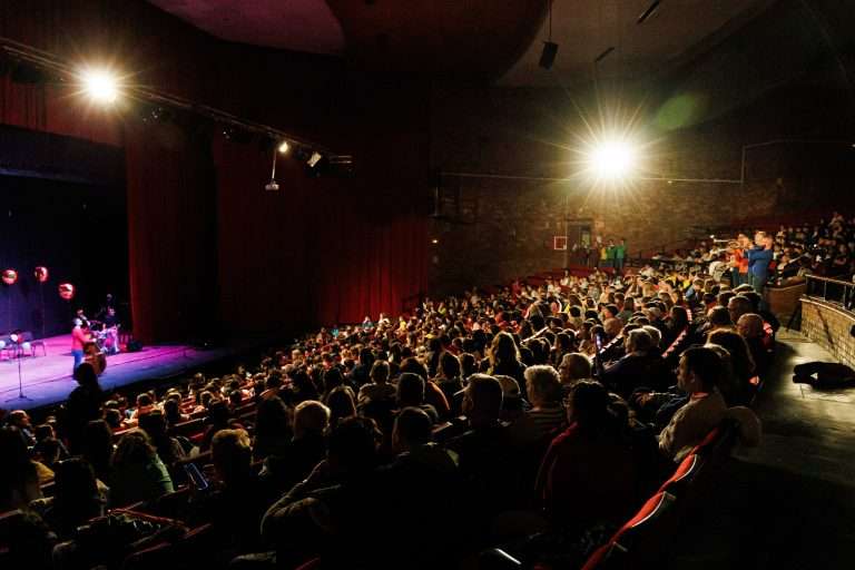 El Festival de Pasqua arrenca amb més de 800 escolars assistint al concert de la Cobla Sant Jordi